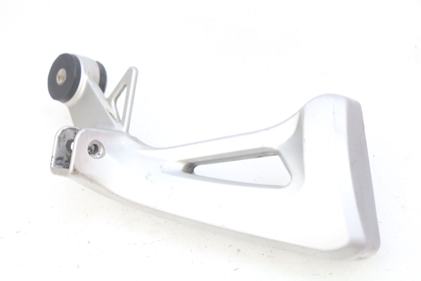 photo de RECHTE HINTERE FUßRASTENHALTERUNG SUZUKI SV N 650 (1999 - 2002)