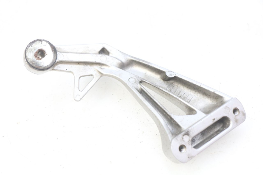 photo de RECHTE HINTERE FUßRASTENHALTERUNG SUZUKI SV N 650 (1999 - 2002)