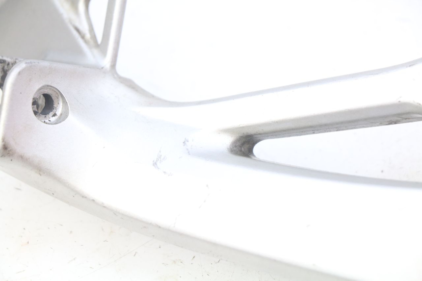 photo de RECHTE HINTERE FUßRASTENHALTERUNG SUZUKI SV N 650 (1999 - 2002)