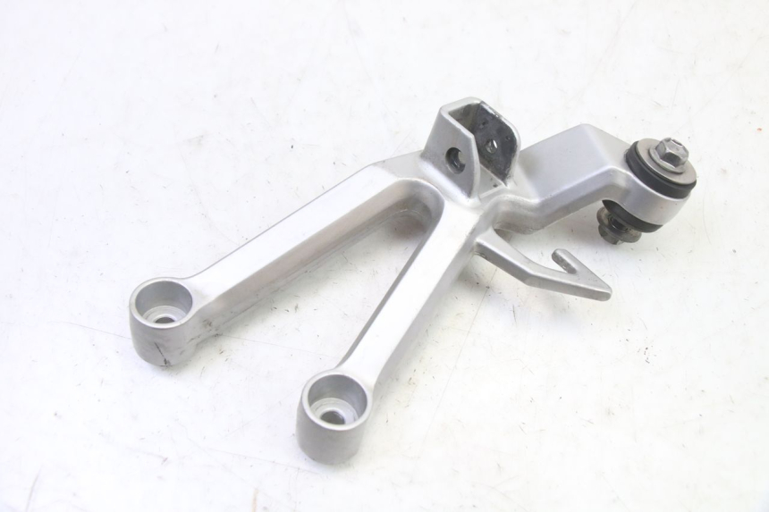 photo de FUSSRASTEN HALTEPLATTEN HINTEN RECHT SUZUKI SV S 650 (2003 - 2009)