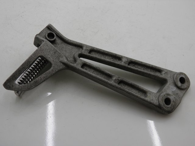 photo de RECHTE HINTERE FUßRASTENHALTERUNG YAMAHA TDR DELTABOX 125 (1993 - 2003)