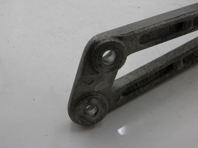 photo de RECHTE HINTERE FUßRASTENHALTERUNG YAMAHA TDR DELTABOX 125 (1993 - 2003)