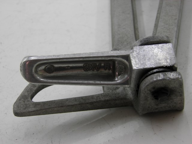 photo de RECHTE HINTERE FUßRASTENHALTERUNG YAMAHA TDR DELTABOX 125 (1993 - 2003)