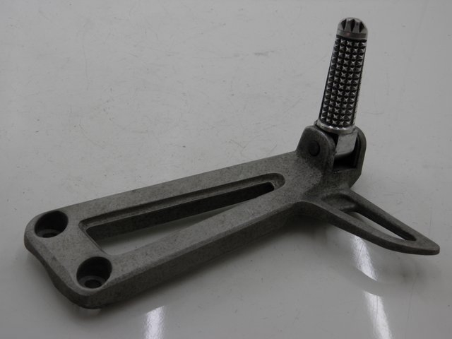 photo de RECHTE HINTERE FUßRASTENHALTERUNG YAMAHA TDR DELTABOX 125 (1993 - 2003)