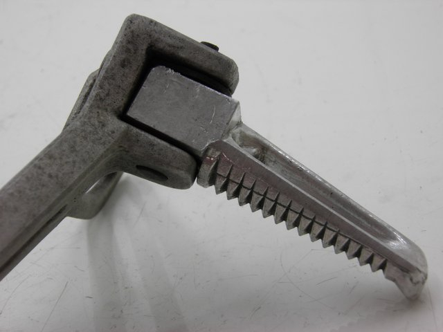 photo de RECHTE HINTERE FUßRASTENHALTERUNG YAMAHA TDR DELTABOX 125 (1993 - 2003)