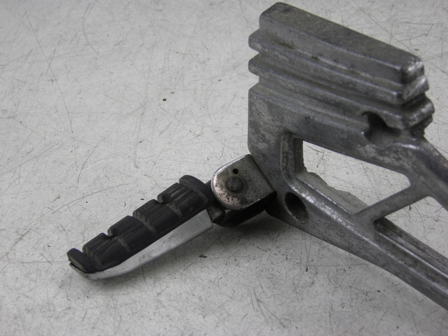 photo de FUSSRASTEN HALTEPLATTEN HINTEN RECHT YAMAHA XJ F 900 (1983 - 1994)