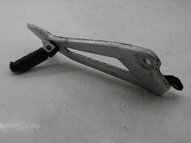 photo de FUSSRASTEN HALTEPLATTEN HINTEN RECHT YAMAHA YBR 125 (2004 - 2006)