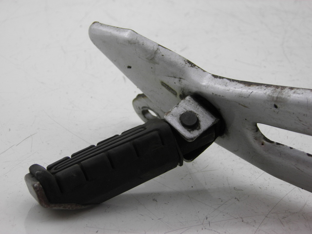 photo de FUSSRASTEN HALTEPLATTEN HINTEN RECHT YAMAHA YBR 125 (2004 - 2006)