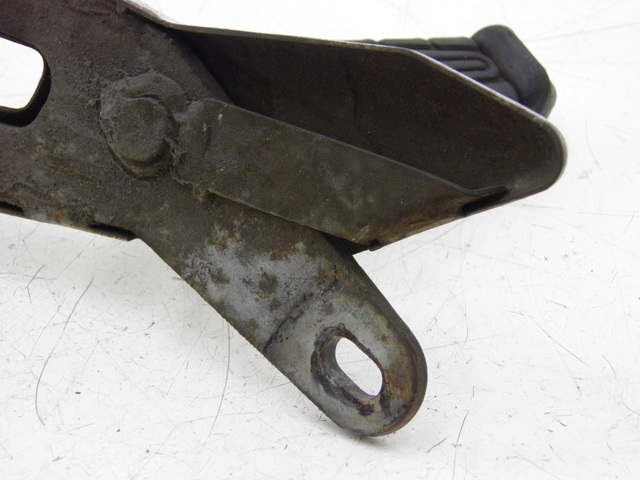 photo de FUSSRASTEN HALTEPLATTEN HINTEN RECHT YAMAHA YBR 125 (2004 - 2006)