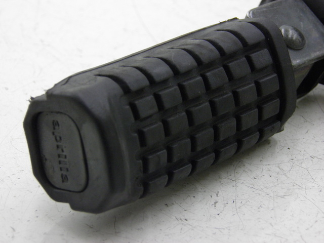 photo de FUSSRASTEN HALTEPLATTEN HINTEN LINKS APRILIA SCARABEO 100 (2003 - 2012)