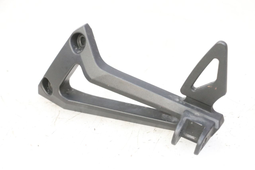photo de FUSSRASTEN HALTEPLATTEN HINTEN LINKS YAMAHA FZ6 FAZER S2 600 (2007 - 2011)