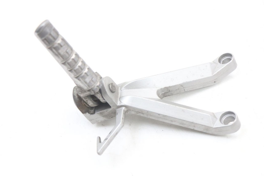 photo de FUSSRASTEN HALTEPLATTEN HINTEN LINKS HYOSUNG GTR 125 (2006 - 2008)