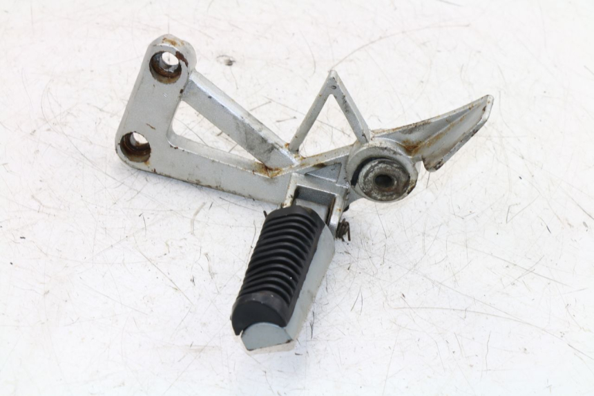 photo de FUSSRASTEN HALTEPLATTEN HINTEN LINKS KINROAD XT125-19 ROAD KING 125 (2010 - 2012)