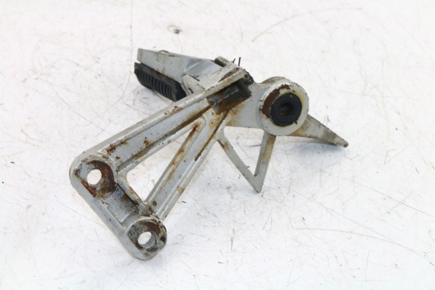 photo de FUSSRASTEN HALTEPLATTEN HINTEN LINKS KINROAD XT125-19 ROAD KING 125 (2010 - 2012)