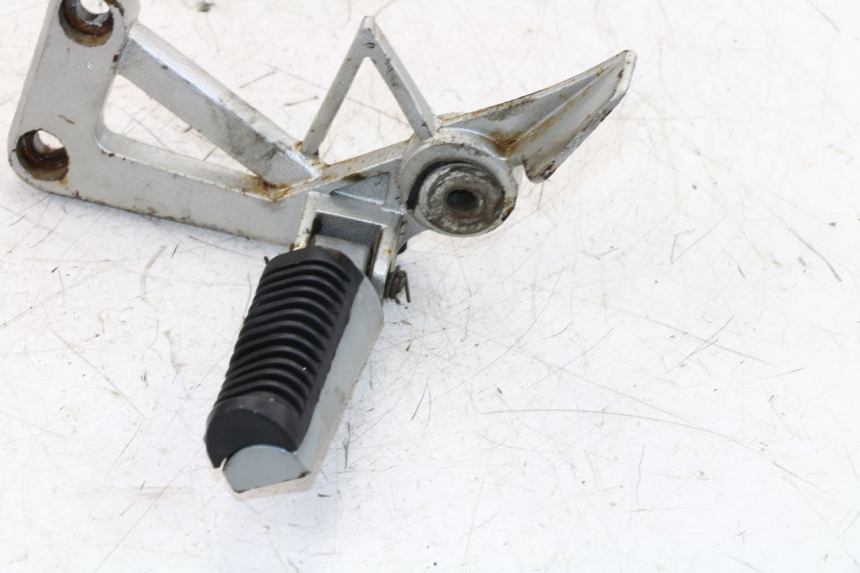 photo de FUSSRASTEN HALTEPLATTEN HINTEN LINKS KINROAD XT125-19 ROAD KING 125 (2010 - 2012)