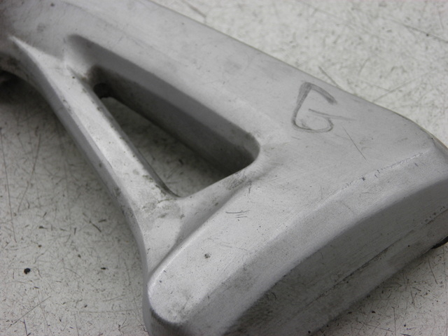 photo de LINKS HINTERER FUßRASTENHALTER SUZUKI SV S 650 (1999 - 2002)