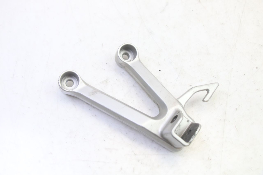 photo de FUSSRASTEN HALTEPLATTEN HINTEN LINKS SUZUKI SV S 650 (2003 - 2009)