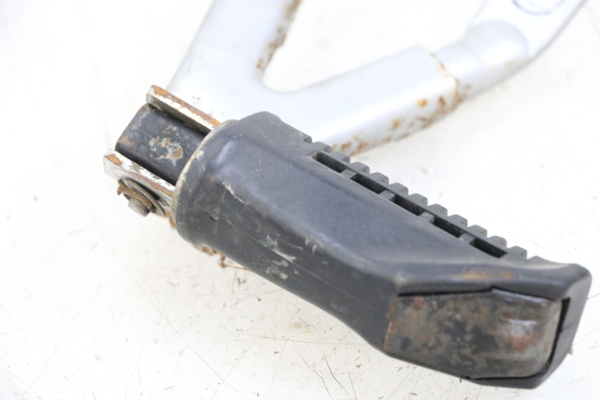 photo de Halterung für linken hinteren Fußrastenhalter HYOSUNG XRX 125 (2000 - 2008)