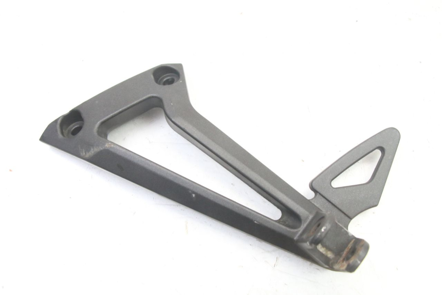photo de FUSSRASTEN HALTEPLATTEN HINTEN LINKS YAMAHA FZ6 FAZER S2 600 (2007 - 2011)
