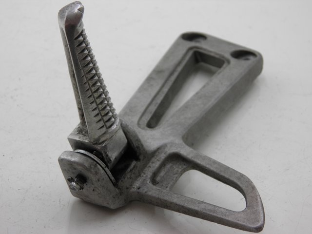 photo de FUSSRASTEN HALTEPLATTEN HINTEN LINKS YAMAHA TDR DELTABOX 125 (1993 - 2003)