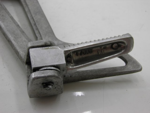 photo de FUSSRASTEN HALTEPLATTEN HINTEN LINKS YAMAHA TDR DELTABOX 125 (1993 - 2003)