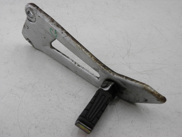 photo de FUSSRASTEN HALTEPLATTEN HINTEN LINKS YAMAHA YBR 125 (2004 - 2006)