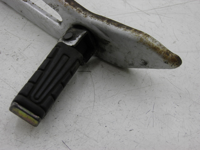 photo de FUSSRASTEN HALTEPLATTEN HINTEN LINKS YAMAHA YBR 125 (2004 - 2006)