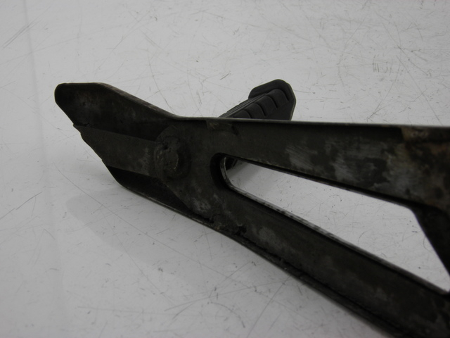 photo de FUSSRASTEN HALTEPLATTEN HINTEN LINKS YAMAHA YBR 125 (2004 - 2006)