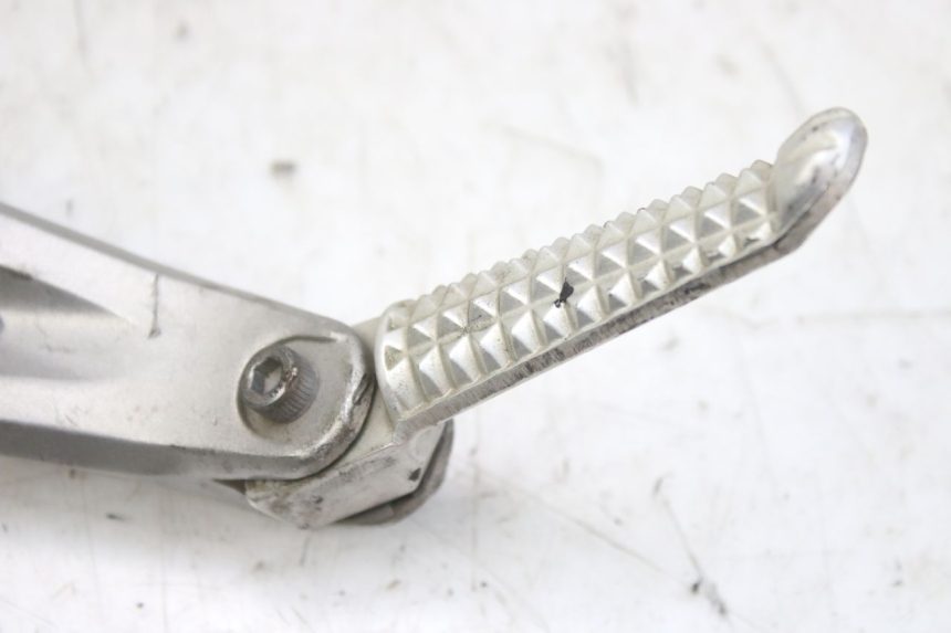 photo de HALTERUNG FüR LINKEN HINTEREN FUßRASTEN YAMAHA YZF R1 1000 (2007 - 2008)