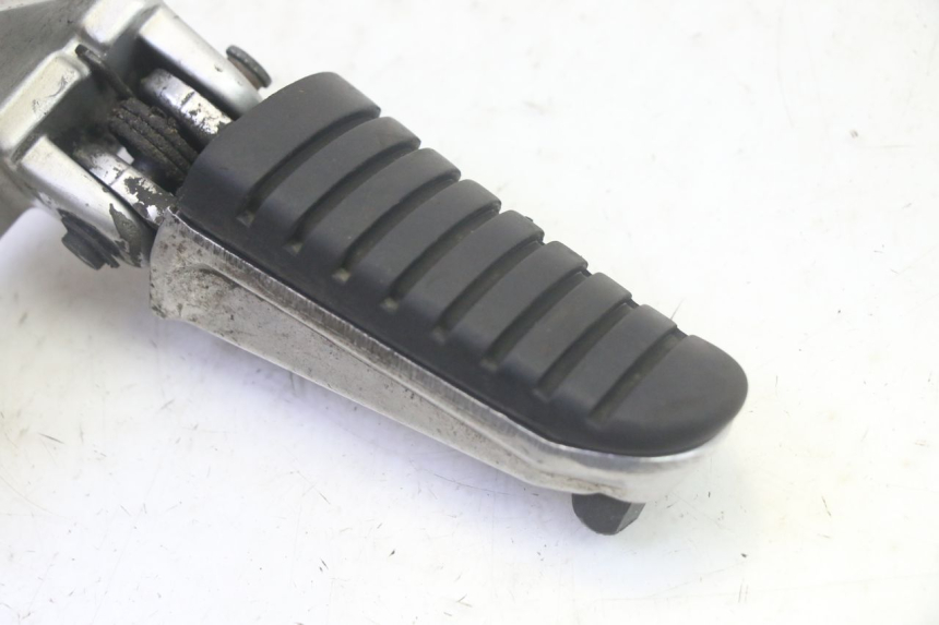 photo de FUSSRASTEN HALTEPLATTEN VORN RECHT SUZUKI DL V STROM 1000 (2002 - 2007) - Zoom auf Gebrauchszustand