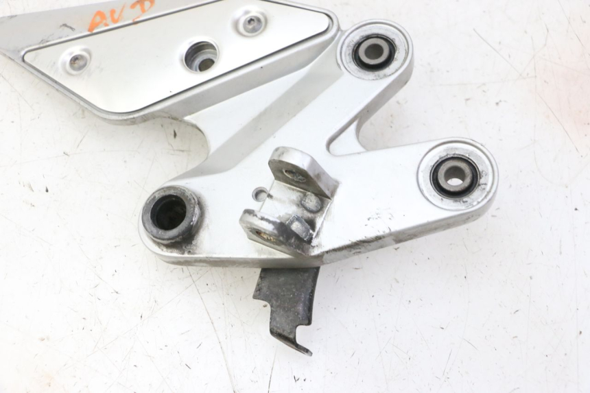 photo de FUSSRASTEN HALTEPLATTEN VORN RECHT YAMAHA FZ6 FAZER S2 600 (2007 - 2011)