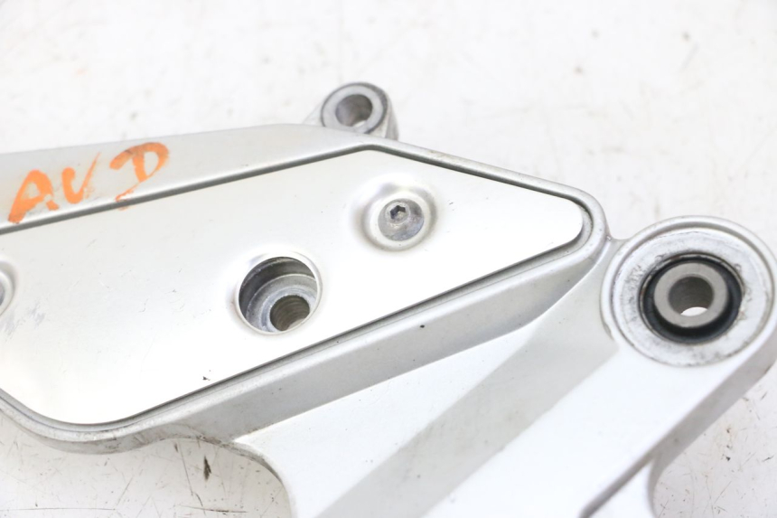 photo de FUSSRASTEN HALTEPLATTEN VORN RECHT YAMAHA FZ6 FAZER S2 600 (2007 - 2011)
