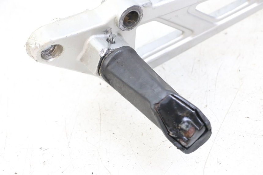 photo de FUSSRASTEN HALTEPLATTEN VORN RECHT HYOSUNG GF 125 (2001 - 2005)