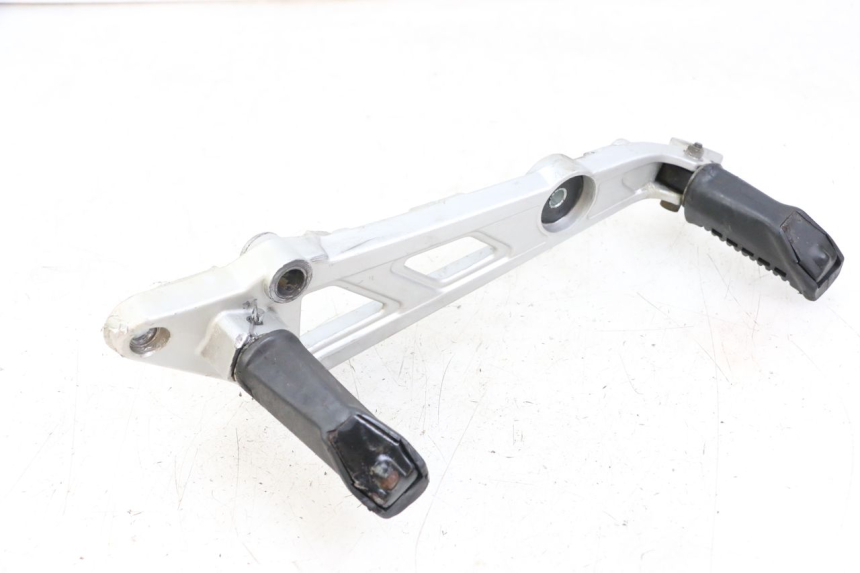 photo de FUSSRASTEN HALTEPLATTEN VORN RECHT HYOSUNG GF 125 (2001 - 2005)