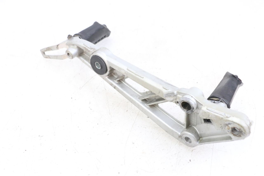 photo de FUSSRASTEN HALTEPLATTEN VORN RECHT HYOSUNG GF 125 (2001 - 2005)