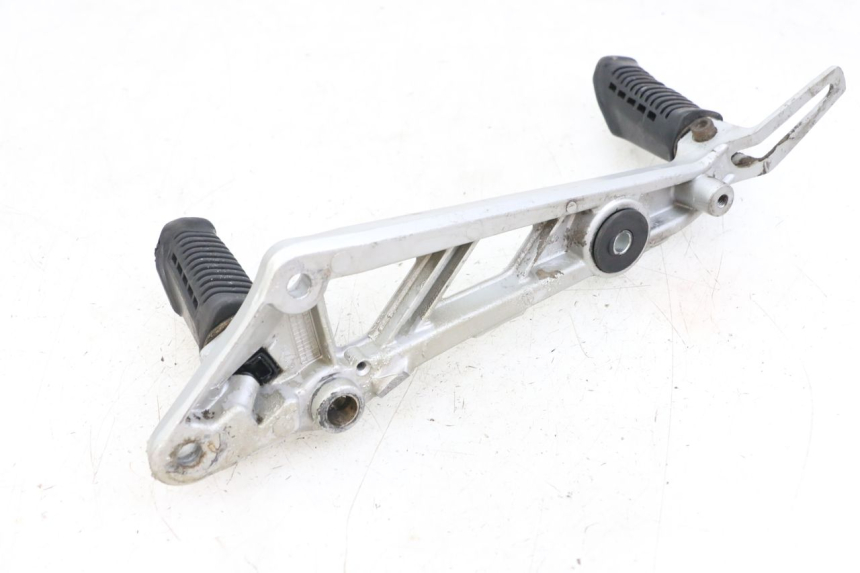 photo de FUSSRASTEN HALTEPLATTEN VORN RECHT HYOSUNG GF 125 (2001 - 2005)