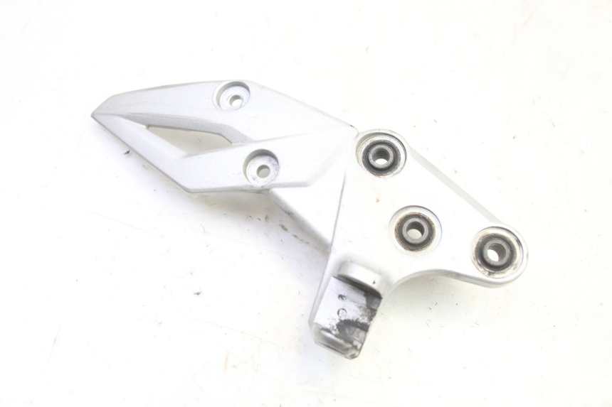 photo de FUSSRASTEN HALTEPLATTEN VORN RECHT SUZUKI GSR 750 (2011 - 2017)