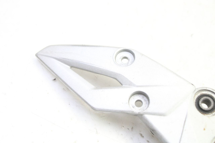 photo de FUSSRASTEN HALTEPLATTEN VORN RECHT SUZUKI GSR 750 (2011 - 2017)