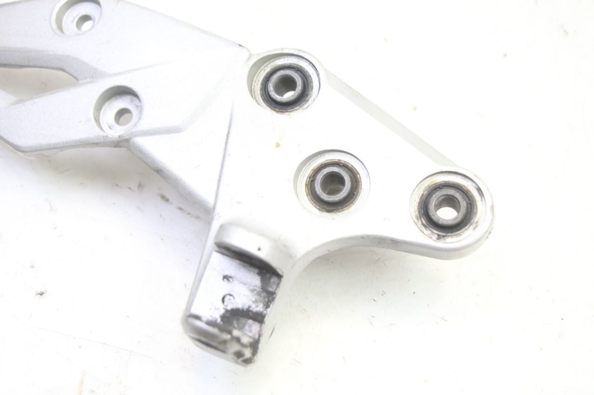 photo de FUSSRASTEN HALTEPLATTEN VORN RECHT SUZUKI GSR 750 (2011 - 2017)