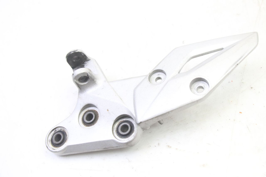 photo de FUSSRASTEN HALTEPLATTEN VORN RECHT SUZUKI GSR 750 (2011 - 2017)