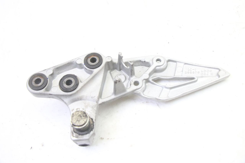 photo de FUSSRASTEN HALTEPLATTEN VORN RECHT SUZUKI GSR 750 (2011 - 2017)