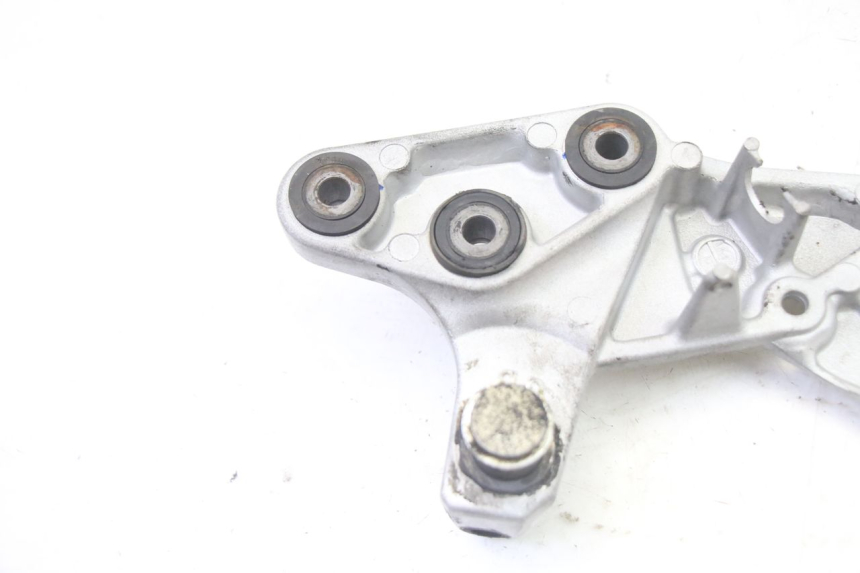 photo de FUSSRASTEN HALTEPLATTEN VORN RECHT SUZUKI GSR 750 (2011 - 2017)