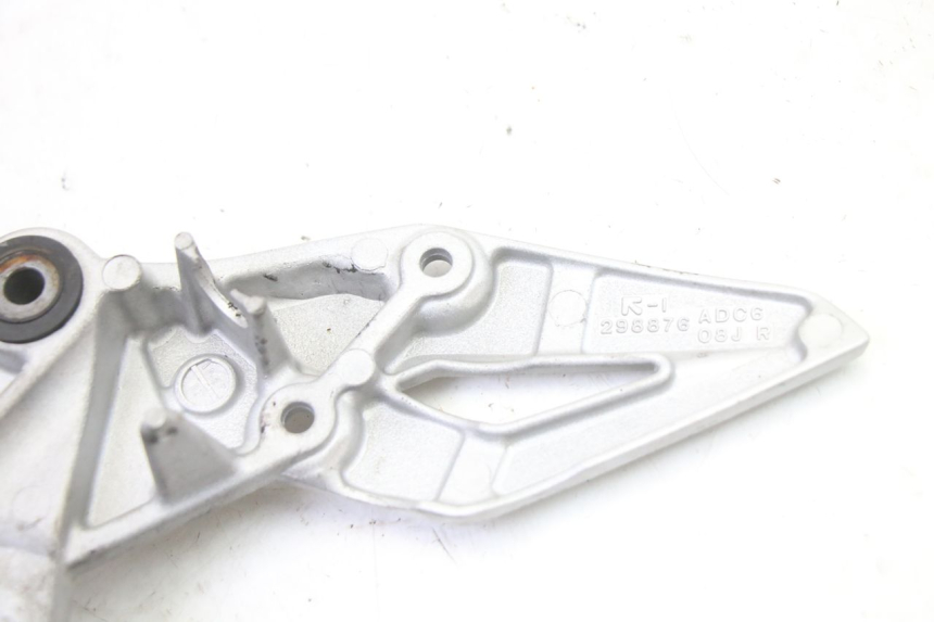 photo de FUSSRASTEN HALTEPLATTEN VORN RECHT SUZUKI GSR 750 (2011 - 2017)