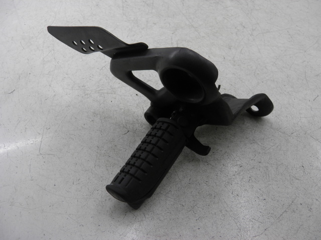 photo de FUSSRASTEN HALTEPLATTEN VORN RECHT HONDA CBF 125 (2009 - 2015)