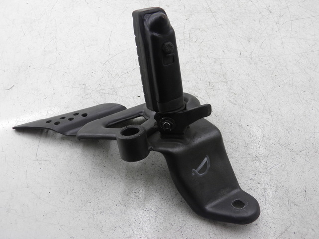 photo de FUSSRASTEN HALTEPLATTEN VORN RECHT HONDA CBF 125 (2009 - 2015)