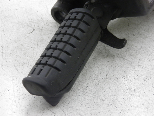 photo de FUSSRASTEN HALTEPLATTEN VORN RECHT HONDA CBF 125 (2009 - 2015)