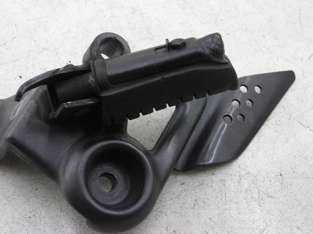 photo de FUSSRASTEN HALTEPLATTEN VORN RECHT HONDA CBF 125 (2009 - 2015)