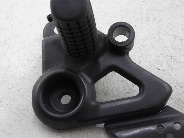 photo de FUSSRASTEN HALTEPLATTEN VORN RECHT HONDA CBF 125 (2009 - 2015)