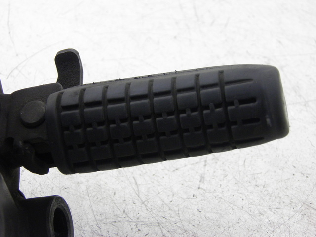 photo de FUSSRASTEN HALTEPLATTEN VORN RECHT HONDA CBF 125 (2009 - 2015)