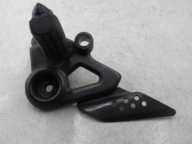 photo de FUSSRASTEN HALTEPLATTEN VORN RECHT HONDA CBF 125 (2009 - 2015)